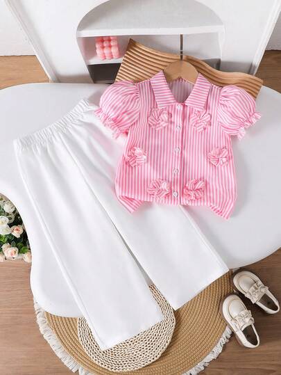 SHEIN Genkimix Kids طقم قميص أكمام قصيرة مطبوع بخطوط وبنطلون أحادي اللون للفتاة الصغيرة، قطعتان