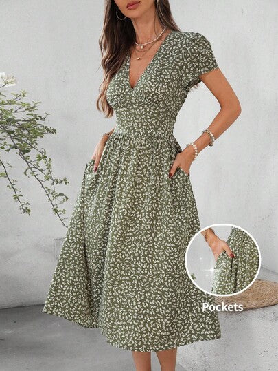 SHEIN Clasi فستان أنيق متوسط الطول بطبعة زهور صغيرة على خلفية خضراء، قصير الأكمام بياقة على شكل حرف V، قطع وتجاعيد ، مناسب للاستخدام اليومي والعطلات، موسم الربيع/الصيف