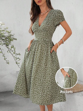 SHEIN Clasi فستان أنيق متوسط الطول بطبعة زهور صغيرة على خلفية خضراء، قصير الأكمام بياقة على شكل حرف V، قطع وتجاعيد ، مناسب للاستخدام اليومي والعطلات، موسم الربيع/الصيف