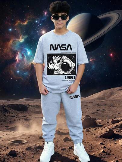 SHEIN مجموعة قميص كم قصير بطباعة حرفية وشورت بخصر مطاطي مع جيب، مناسبة للربيع والصيف والخريف، للعب في الخارج والمدرسة والشارع والحفلات والأوقات الحرة، أداء عالي الجودة والقيمة المناسبة