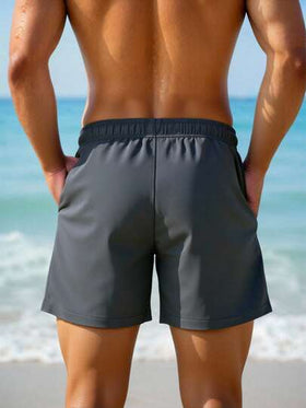 Manfinity Swimmode شورت كاجوال للشاطئ والعطلات مطبوع عليه أشجار جوز الهند مع خصر مرن وجيوب