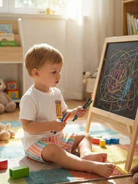 SHEIN Vintaside Kids مجموعة قميص كنزة بياض قصير الأكمام مطبوع بطباعة أقلام ملونة وشورت كاجوال مخطط مناسبة للأطفال من عمر 0-3 سنوات، مناسبة للارتداء اليومي الصيفي والاحتفالات