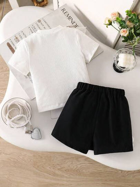 SHEIN Explorewe طقم بنطلون قصير ولباس علوي كشكشة للبنات الصغيرات، مزين بفيونكة وخرز، قطعتان