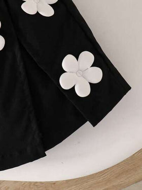 SHEIN Explorewe طقم بنطلون قصير ولباس علوي كشكشة للبنات الصغيرات، مزين بفيونكة وخرز، قطعتان