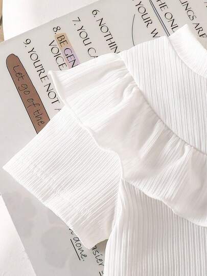 SHEIN Explorewe طقم بنطلون قصير ولباس علوي كشكشة للبنات الصغيرات، مزين بفيونكة وخرز، قطعتان