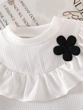 SHEIN Explorewe طقم بنطلون قصير ولباس علوي كشكشة للبنات الصغيرات، مزين بفيونكة وخرز، قطعتان