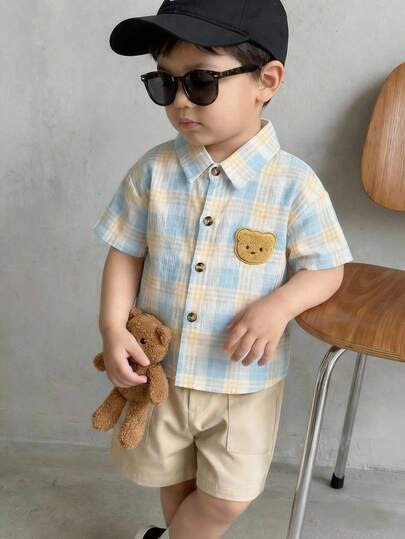 SHEIN Playful Pals مجموعة قميص أزرق فاتح مخطط مربعات وشورت كاكي للأطفال الصبية، مناسبة للموضة اليومية والمدرسة والسفر والرياضة في الربيع والصيف، 2 قطعة/مجموعة
