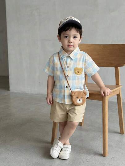 SHEIN Playful Pals مجموعة قميص أزرق فاتح مخطط مربعات وشورت كاكي للأطفال الصبية، مناسبة للموضة اليومية والمدرسة والسفر والرياضة في الربيع والصيف، 2 قطعة/مجموعة