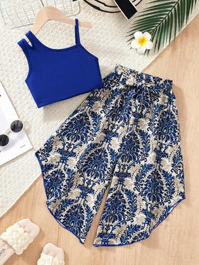 SHEIN طقم ملابس كاجوال للفتاة الصغيرة يتكون من ملابس علوية لون سادة وبنطال واسع الساق مطبوع بنقشة الزهور للارتداء اليومي والعطلات