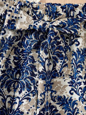 SHEIN طقم ملابس كاجوال للفتاة الصغيرة يتكون من ملابس علوية لون سادة وبنطال واسع الساق مطبوع بنقشة الزهور للارتداء اليومي والعطلات