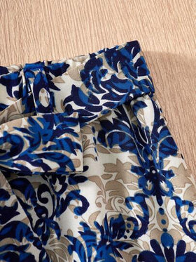 SHEIN طقم ملابس كاجوال للفتاة الصغيرة يتكون من ملابس علوية لون سادة وبنطال واسع الساق مطبوع بنقشة الزهور للارتداء اليومي والعطلات