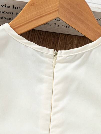 SHEIN فستان أنيق للحفلات والعطلات للفتاة الصغيرة بياقة مستديرة وزخارف زهرية ثلاثية الأبعاد ومطوي بشكل أنيق