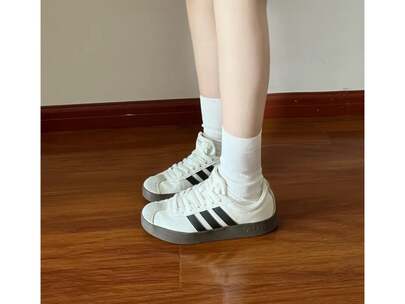Adidas حذاء رياضي منخفض من أديداس Vl Court Classic متعدد الاستخدامات، مريح، ذو نعل رفيع، مقاوم للانزلاق، ومتين، مناسب للجنسين، باللونين الأبيض والأسود.