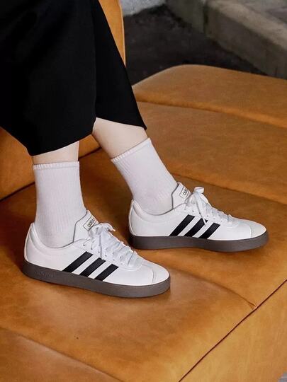 Adidas حذاء رياضي منخفض من أديداس Vl Court Classic متعدد الاستخدامات، مريح، ذو نعل رفيع، مقاوم للانزلاق، ومتين، مناسب للجنسين، باللونين الأبيض والأسود.