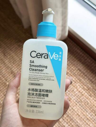 CeraVe كريم تنظيف لطيف، مناسب للبشرة الجافة والخشنة والغير متساوية، متوفر بحجم 30مل/236مل. هذا المنظف الجيلي الذي يحتوي على 0.5% من حمض السالسيليك يحتوي على 3 سيراميدات أساسية، حمض الهيالورونيك والنياسيناميد، يقشر بلطف