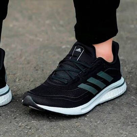 Adidas أحذية رياضية كلاسيكية مريحة وكاجوال بنعل مبطن مقاوم للانزلاق