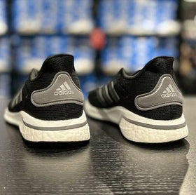 Adidas أحذية رياضية كلاسيكية مريحة وكاجوال بنعل مبطن مقاوم للانزلاق