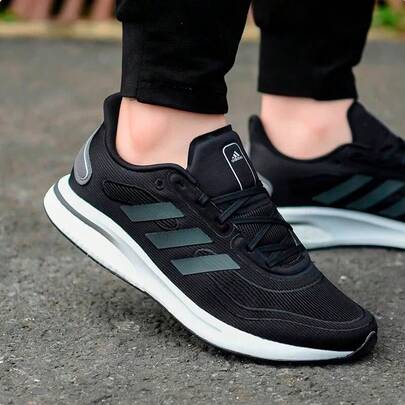 Adidas أحذية رياضية كلاسيكية مريحة وكاجوال بنعل مبطن مقاوم للانزلاق