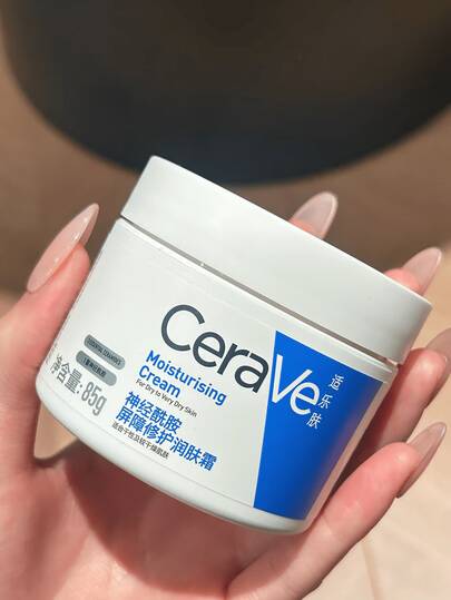 CeraVe 50 مل/85 جرام كريم مرطب، مناسب للبشرة الجافة إلى شديدة الجفاف، يحتوي على ثلاثي السيراميد، حمض الهيالورونيك، فيتامين ه-، الكوليسترول وتقنية MVE، ترطيب لمدة 24 ساعة، إصلاح حاجز البشرة، خالي من العطور والكحول والملونات، غير دهني ومنعش.