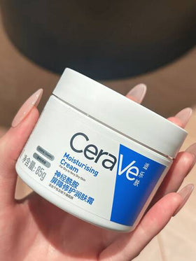 CeraVe 50 مل/85 جرام كريم مرطب، مناسب للبشرة الجافة إلى شديدة الجفاف، يحتوي على ثلاثي السيراميد، حمض الهيالورونيك، فيتامين ه-، الكوليسترول وتقنية MVE، ترطيب لمدة 24 ساعة، إصلاح حاجز البشرة، خالي من العطور والكحول والملونات، غير دهني ومنعش.