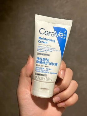 CeraVe 50 مل/85 جرام كريم مرطب، مناسب للبشرة الجافة إلى شديدة الجفاف، يحتوي على ثلاثي السيراميد، حمض الهيالورونيك، فيتامين ه-، الكوليسترول وتقنية MVE، ترطيب لمدة 24 ساعة، إصلاح حاجز البشرة، خالي من العطور والكحول والملونات، غير دهني ومنعش.
