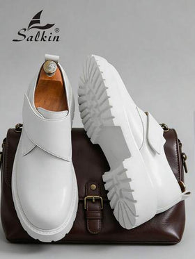 Salkin زوج جديد من أحذية لوفرز الرجالية بتصميم بريطاني عصري، سهلة الارتداء بنعل سميك وجلد لامع، إحساس عالي الجودة بسعر معقول، أحذية بيضاء مناسبة للعودة إلى المدرسة والجامعة وحفلات التخرج، أحذية رسمية ناعمة ومريحة بتصميم أنيق ومناسبة للمكتب والمناسبات الاج