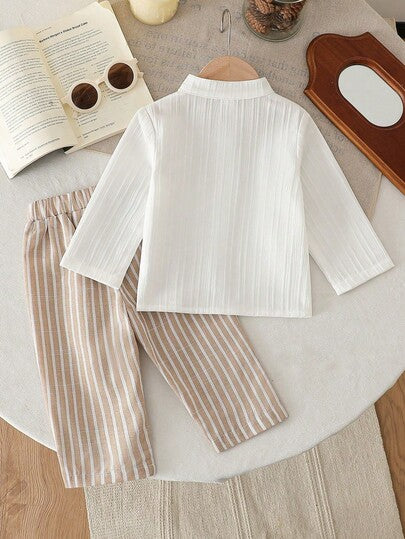 SHEIN Vintaside Kids ملابس علوية أطفال ذو أكمام قصيرة وياقة مع أزرار وجيوب، مع شورت ذو خصر مطاطي، طقم ملابس كاجوال فضفاض مريح، وصول جديد للصيف، قطعتان