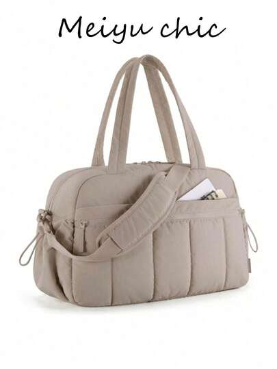 حقيبة سفر جديدة بتصميم واسع وأنيق، مناسبة كحقيبة أمتعة أو حقيبة رياضة، مع أقسام منفصلة للمستحضرات الشخصية والأحذية. محمولة، بلون جمل بسيط، حقيبة سفر واسعة السعة مع تصميم جيب خارجي. مقابض علوية متعددة الوظائف، يمكن حملها على الكتف أو باليد، مع حزام كتف طوي