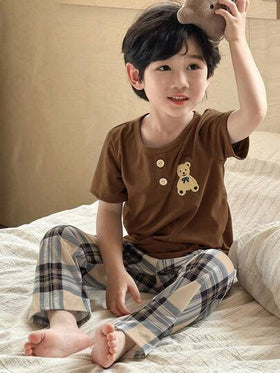 SHEIN Genkimix Kids طقم بيجامة كاجوال مكون من 2 قطعة: ملابس علوية بأكمام قصيرة مطبوعة برسم الدب الصغير وبنطلون مطبوع بنقشة المربعات