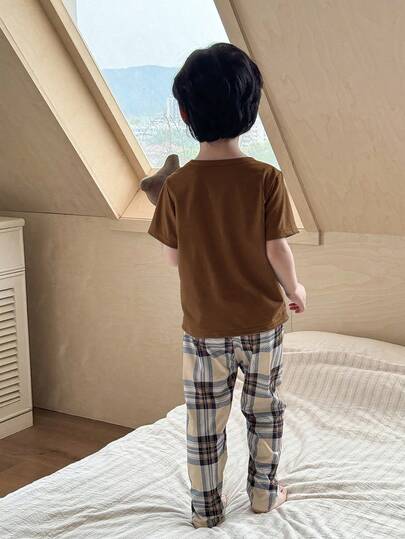 SHEIN Genkimix Kids طقم بيجامة كاجوال مكون من 2 قطعة: ملابس علوية بأكمام قصيرة مطبوعة برسم الدب الصغير وبنطلون مطبوع بنقشة المربعات