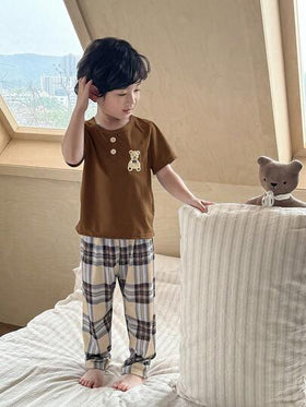 SHEIN Genkimix Kids طقم بيجامة كاجوال مكون من 2 قطعة: ملابس علوية بأكمام قصيرة مطبوعة برسم الدب الصغير وبنطلون مطبوع بنقشة المربعات