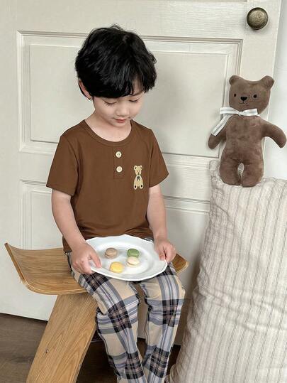 SHEIN Genkimix Kids طقم بيجامة كاجوال مكون من 2 قطعة: ملابس علوية بأكمام قصيرة مطبوعة برسم الدب الصغير وبنطلون مطبوع بنقشة المربعات
