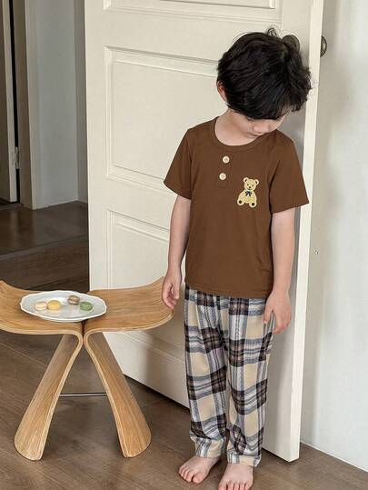 SHEIN Genkimix Kids طقم بيجامة كاجوال مكون من 2 قطعة: ملابس علوية بأكمام قصيرة مطبوعة برسم الدب الصغير وبنطلون مطبوع بنقشة المربعات