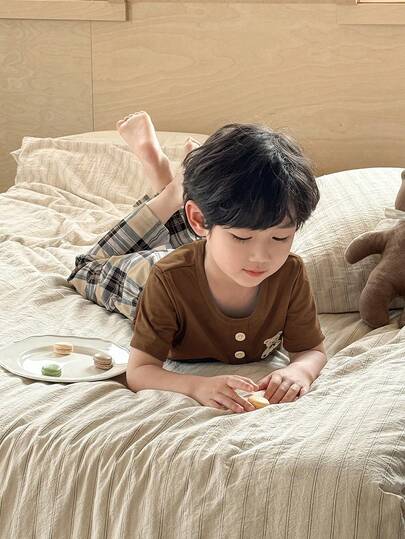 SHEIN Genkimix Kids طقم بيجامة كاجوال مكون من 2 قطعة: ملابس علوية بأكمام قصيرة مطبوعة برسم الدب الصغير وبنطلون مطبوع بنقشة المربعات