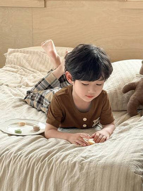 SHEIN Genkimix Kids طقم بيجامة كاجوال مكون من 2 قطعة: ملابس علوية بأكمام قصيرة مطبوعة برسم الدب الصغير وبنطلون مطبوع بنقشة المربعات