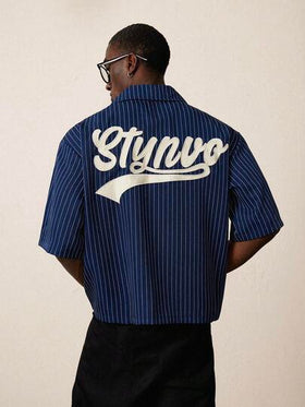 STYNVO قميص كاجوال للرجال بأكمام قصيرة مطرز بخطوط وحرف
