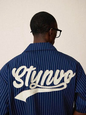 STYNVO قميص كاجوال للرجال بأكمام قصيرة مطرز بخطوط وحرف