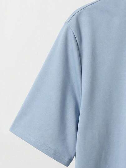 SHEIN طقم تي شيرت أكمام قصيرة رقبة دائرية أزرق وشورت أسود مزين بشارة للمراهقين