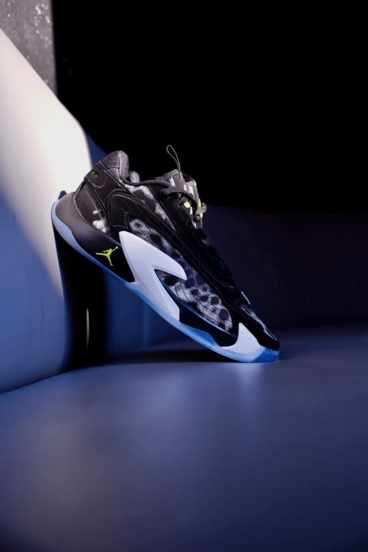 Nike حذاء كرة السلة ذو رباط وفتحة تهوية للرجال، لوكا دونتشيتش 2، لون أسود وأبيض
