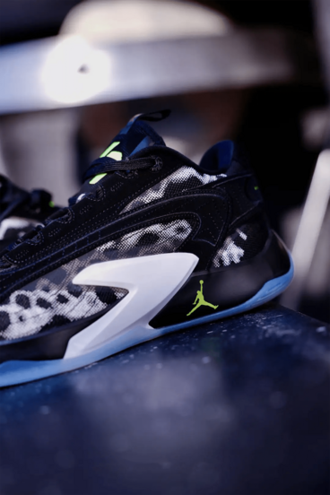 Nike حذاء كرة السلة ذو رباط وفتحة تهوية للرجال، لوكا دونتشيتش 2، لون أسود وأبيض