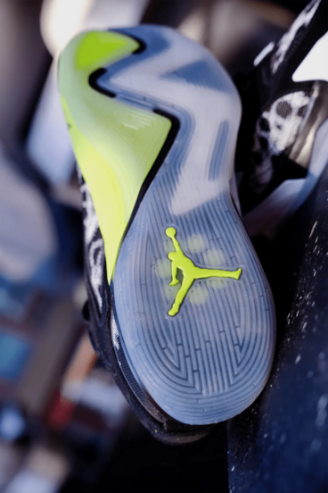 Nike حذاء كرة السلة ذو رباط وفتحة تهوية للرجال، لوكا دونتشيتش 2، لون أسود وأبيض