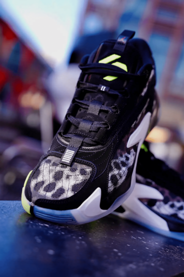 Nike حذاء كرة السلة ذو رباط وفتحة تهوية للرجال، لوكا دونتشيتش 2، لون أسود وأبيض