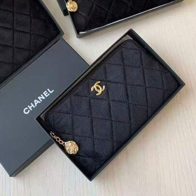 CHANEL حقيبة تخزين مربعة كلاسيكية باللون الأسود مع طباعة دائرية بحلقتين بيضاء، مزودة بسحاب مطابق وملحق معلق دائري، من قماش ناعم، سعة كبيرة لتخزين مستحضرات التجميل ومنتجات التجميل، محمولة وسهلة التنظيم، مناسبة للسفر اليومي والتخزين المنزلي والتنقل في فص...