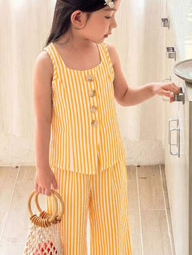 SHEIN طقم كاجوال من ملابس علوية بلا أكمام ذو رقبة مربعة وبنطلون مطبوع بخطوط للفتيات الصغيرات