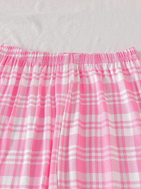 SHEIN طقم بيجامة مكون من ملابس علوية كم قصير مطبوع عليها حروف وبنطلون بنمط مربعات للمراهقات