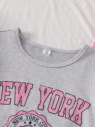 SHEIN طقم بيجامة مكون من ملابس علوية كم قصير مطبوع عليها حروف وبنطلون بنمط مربعات للمراهقات
