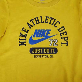 Nike قميص تي شيرت قصير الأكمام للأولاد، تي شيرت قصير بدون طوق مصنوع من الجيرسيه TNY2532019PS-001