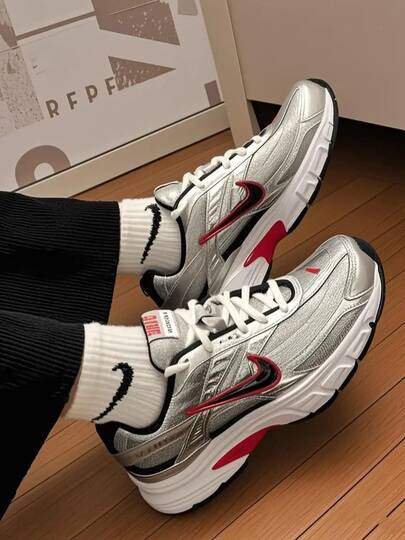 Nike حذاء نايكي إنيشياتور أنيق، يسمح بالتهوية، متين، منخفض الرقبة، مناسب للتنقلات اليومية في المدينة، للرجال، أسود/فضي
