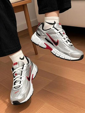 Nike حذاء نايكي إنيشياتور أنيق، يسمح بالتهوية، متين، منخفض الرقبة، مناسب للتنقلات اليومية في المدينة، للرجال، أسود/فضي