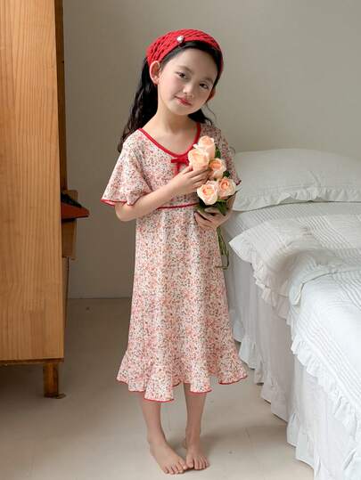 DAZY فستان كاجوال قصير الأكمام بتصميم زهور صغيرة وفيونكة وكشكشة على الذيل للفتيات الصغيرات
